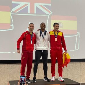clínica de fisioterapia linares luis carlos diaz alex - Francisco Ruiz atleta linarense en plena competición de 60 metros vallas EMACI 2022 Braga